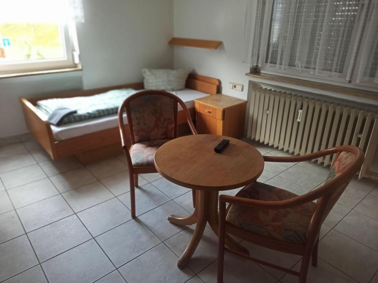 Monteurzimmer - Waldbronn Εξωτερικό φωτογραφία